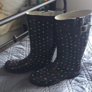 Polka dot rain boots. Cute!!